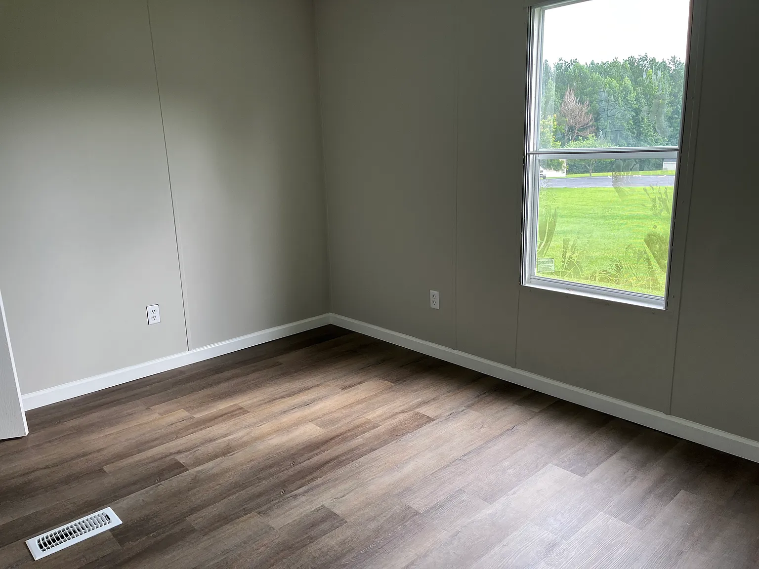 3 bed, 1000 sqft, $1,300 — Photo 2