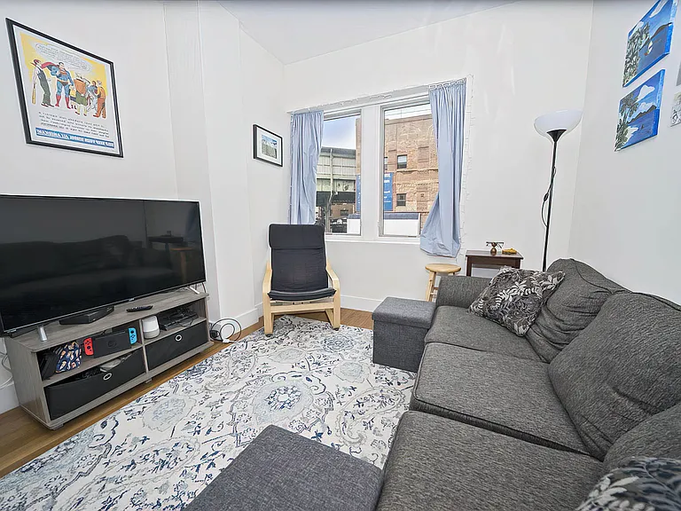 1024 Gates Ave #4I — Photo 3