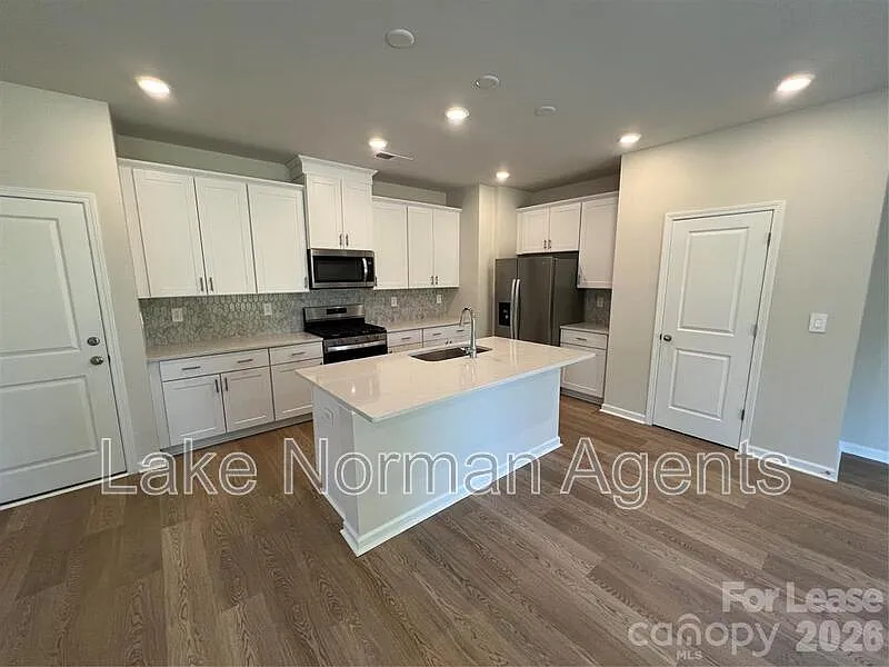 4 bed, 2.5 bath, 1934 sqft, $2,350 — Photo 4