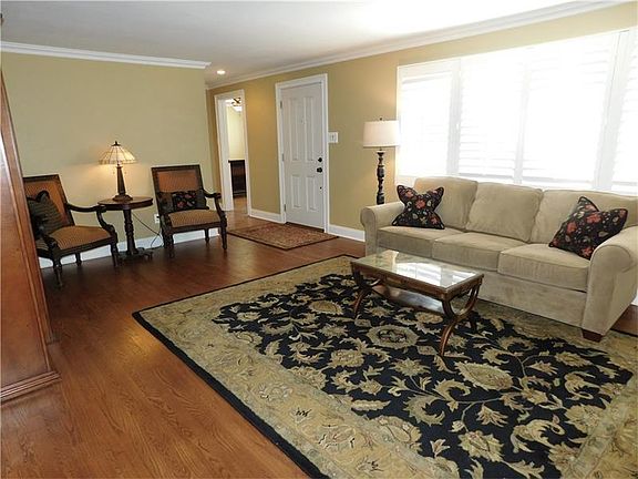 4th image of 806 Linda Ln