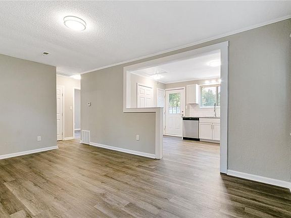 4th image of 5101 Crest Dr