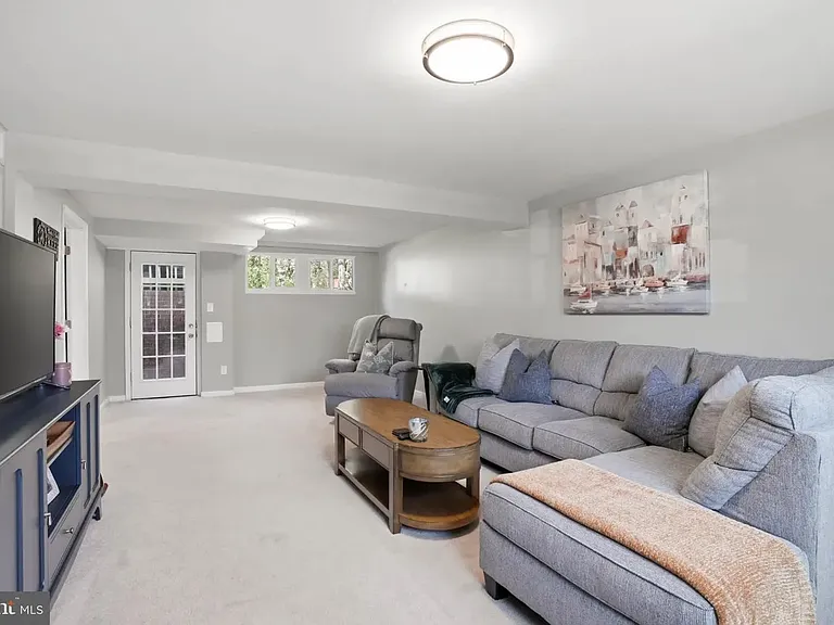 810 Venice Dr — Photo 12