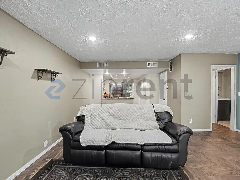 8633 Balboa Blvd #2 — Photo 3