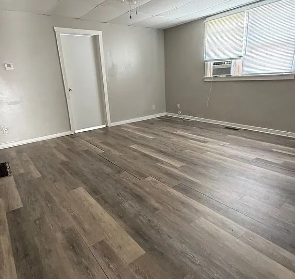 904 W Main St — Photo 2