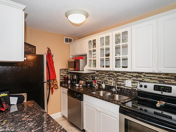 3rd image of 1339 N Dearborn St APT 14A