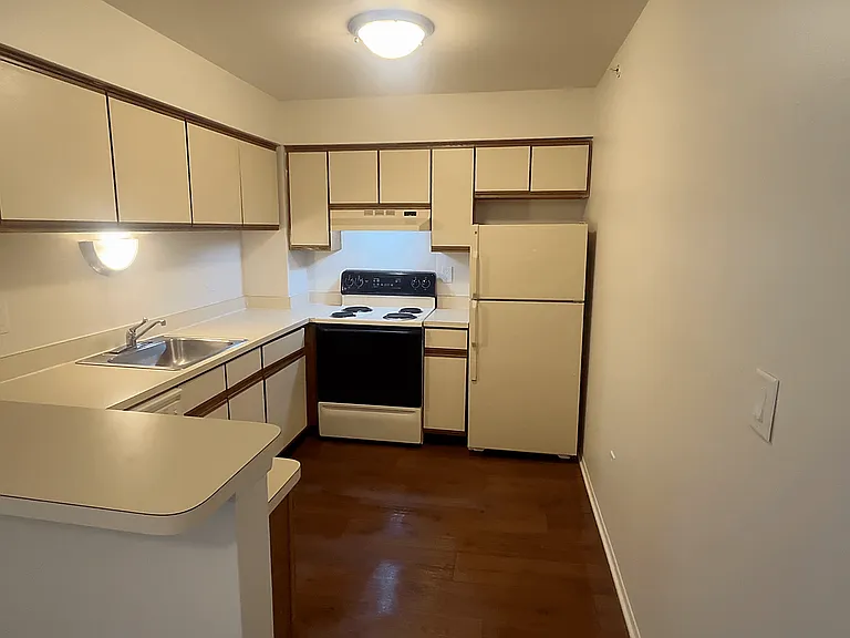 Lakeside Village Apartments — Photo 112