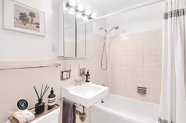 Rented by Coldwell Banker Warburg | media 4