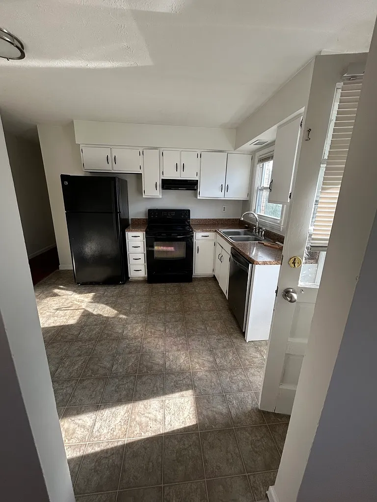 Charming 2BR Unit B in Stoney Brook with Central A/C — Photo 4