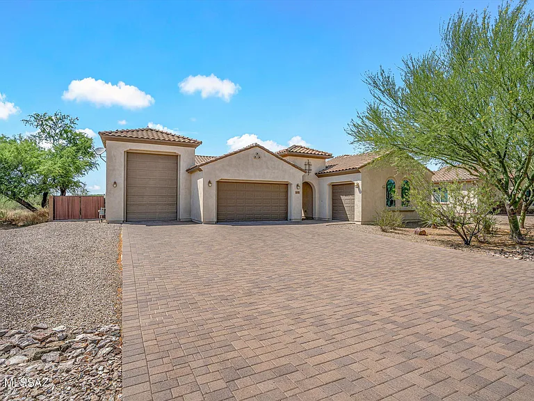 2447 N Wychwood Ct — Photo 2