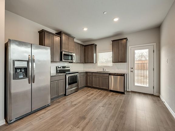 4th image of 1214 Lamar Dr