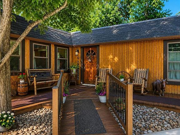 3rd image of 10 Oak Knoll Ct