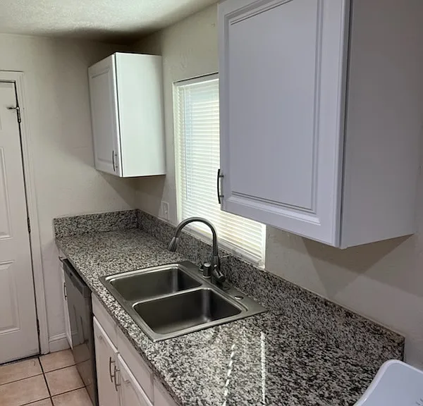 2118 E Sussex Way — Photo 4