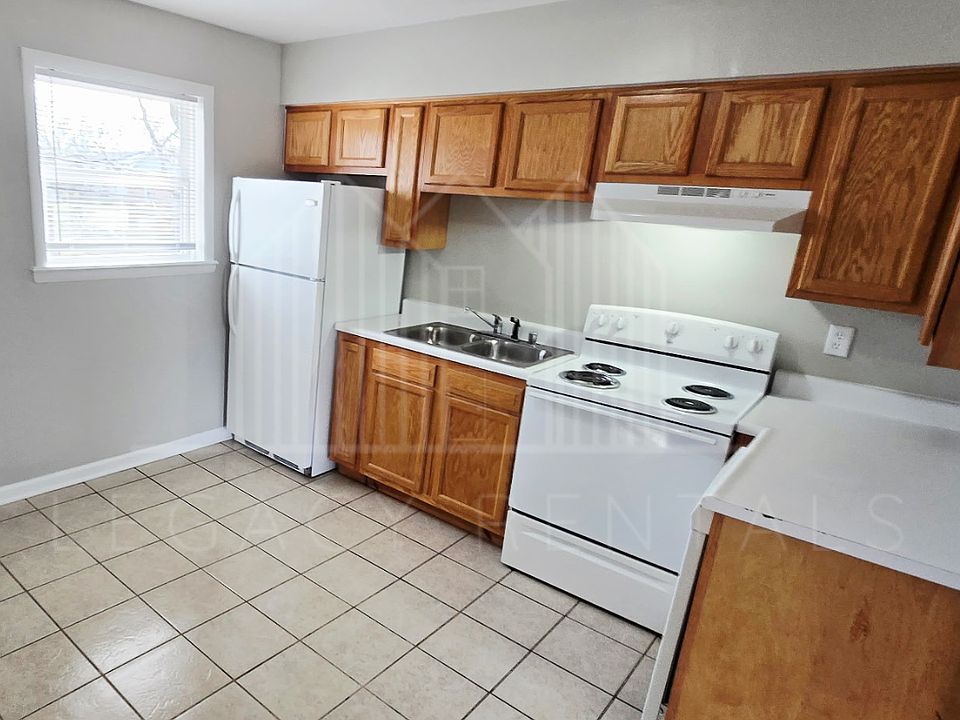 1st image of 107 Robbins Dr #8