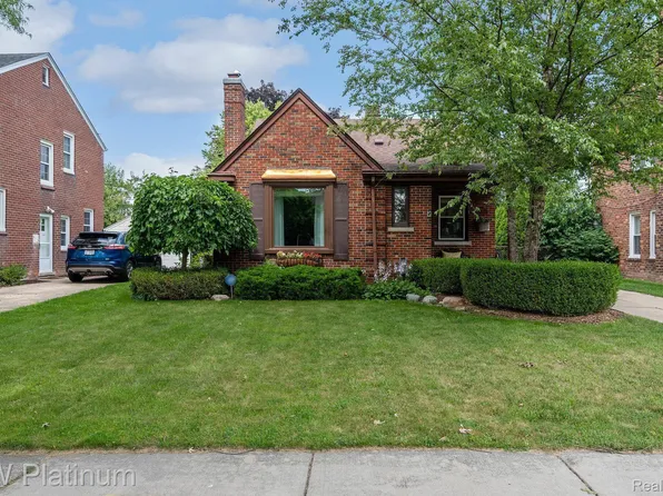 1910 Lennon St, Grosse Pointe Woods, MI 48236
