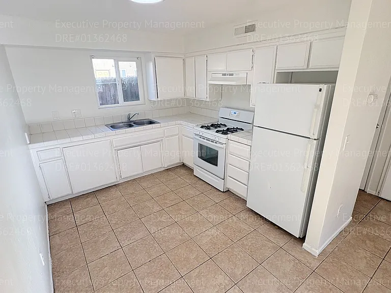 1405 Pacific St — Photo 9