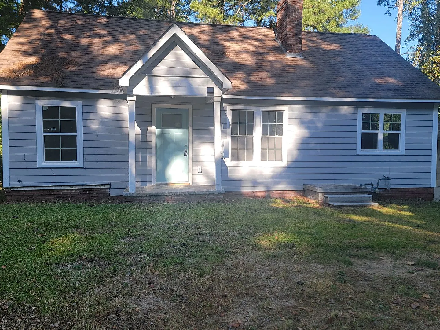 Spacious 4-Bed, 3-Bath Rental — Photo 2