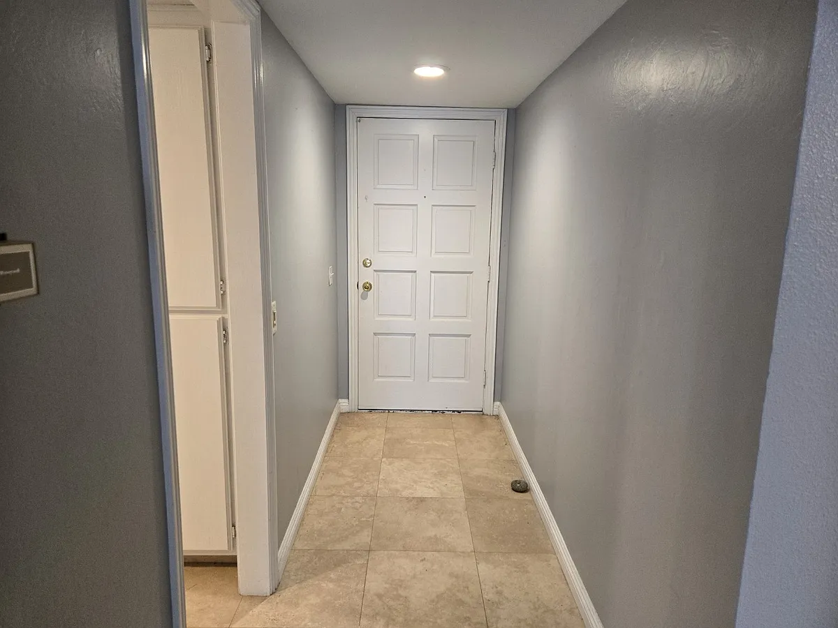Building Photo - 6960 Hyde Park Dr #8