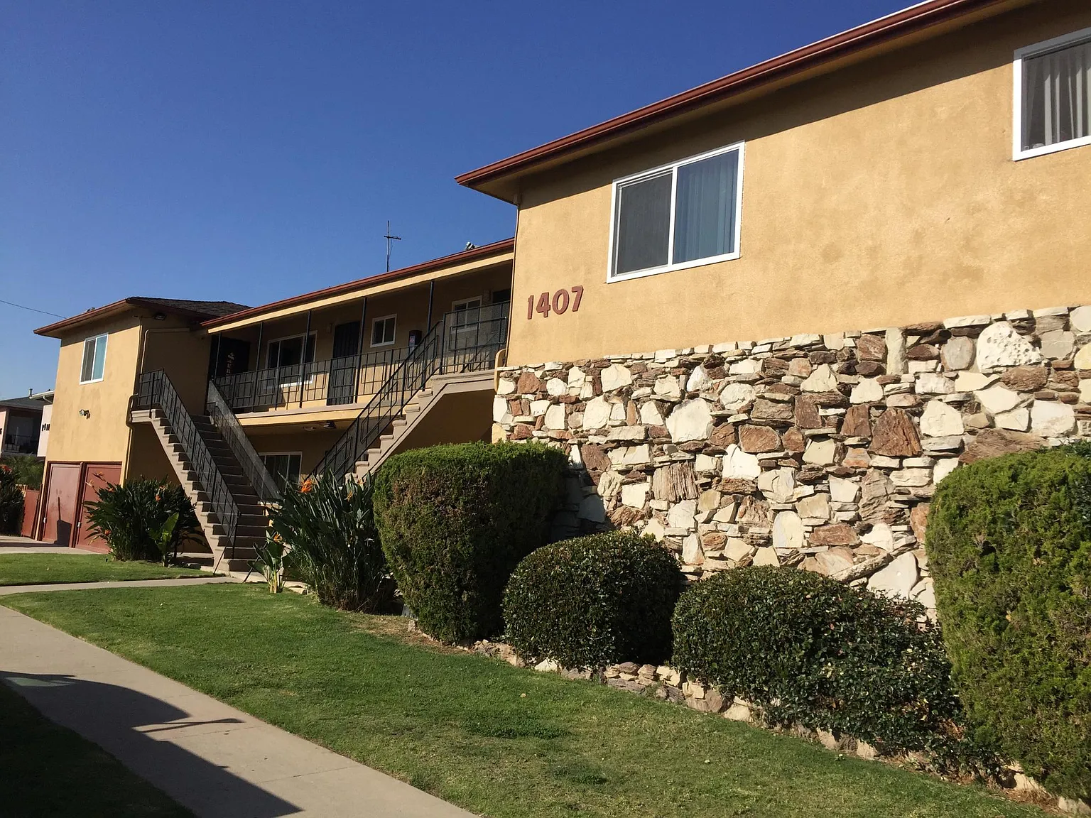 2 bed, 800 sqft, $2,150 — Photo 2