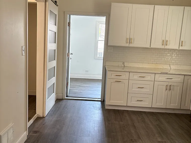 2237 S Oakley Ave — Photo 2