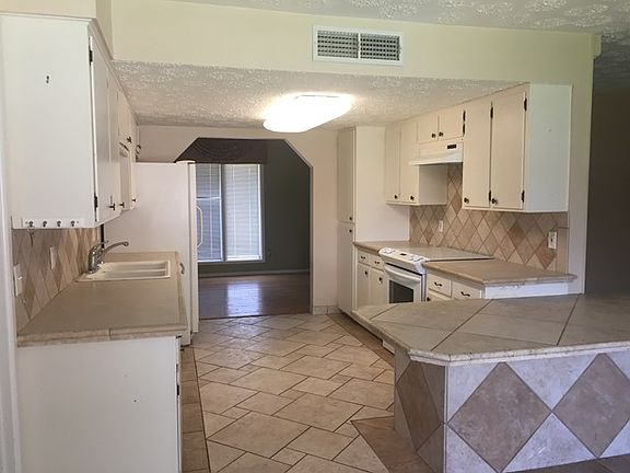 2nd image of 2742 Fair Oaks Cir