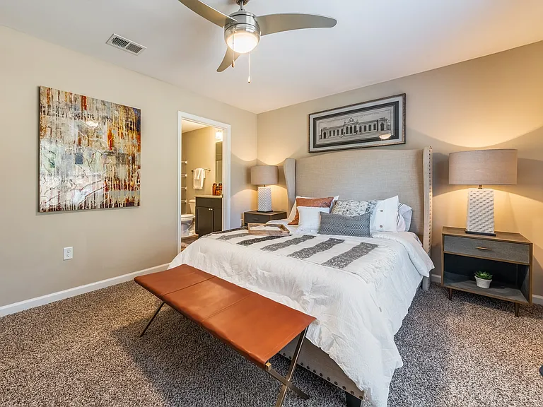 Large Main Bedroom with En-suite Bathroom & Closet