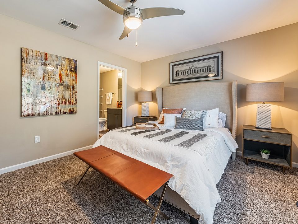 Large Main Bedroom with En-suite Bathroom & Closet
