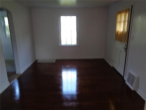 3rd image of 2412 Longcrest Ave