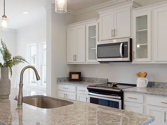 4th image of 264 Springwood Way