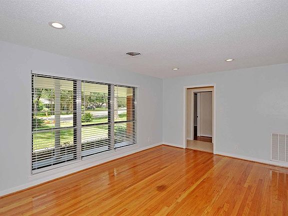 3rd image of 204 Forest Dr