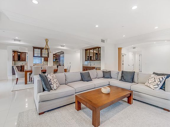 4th image of 462 S Maple Dr #3