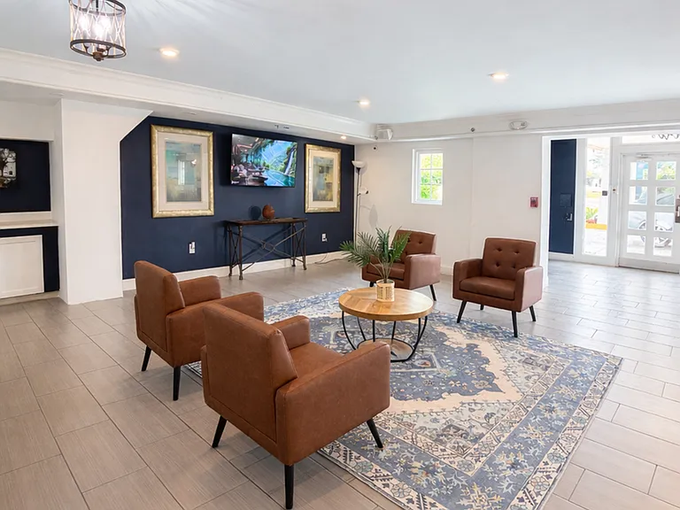 Monarch Luxury Studio Apartments — Photo 24