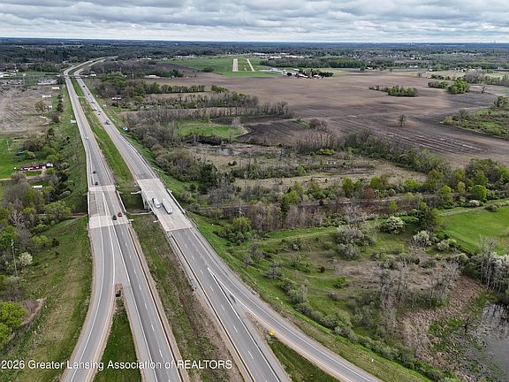 3rd image of 882 Island Hwy