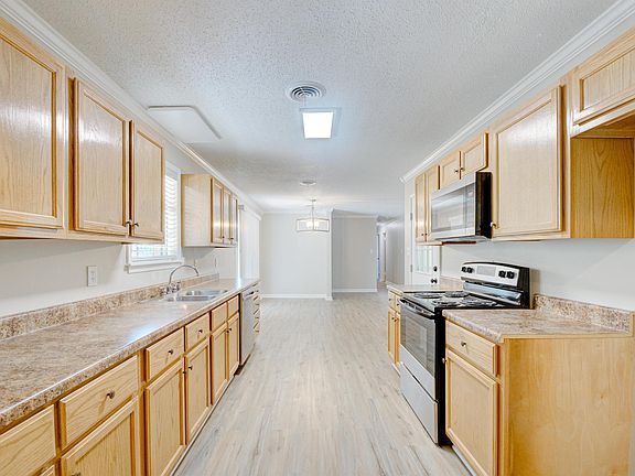 4th image of 20 Sherry Dr