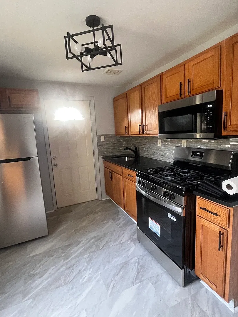 4 bed, $2,500 — Photo 4