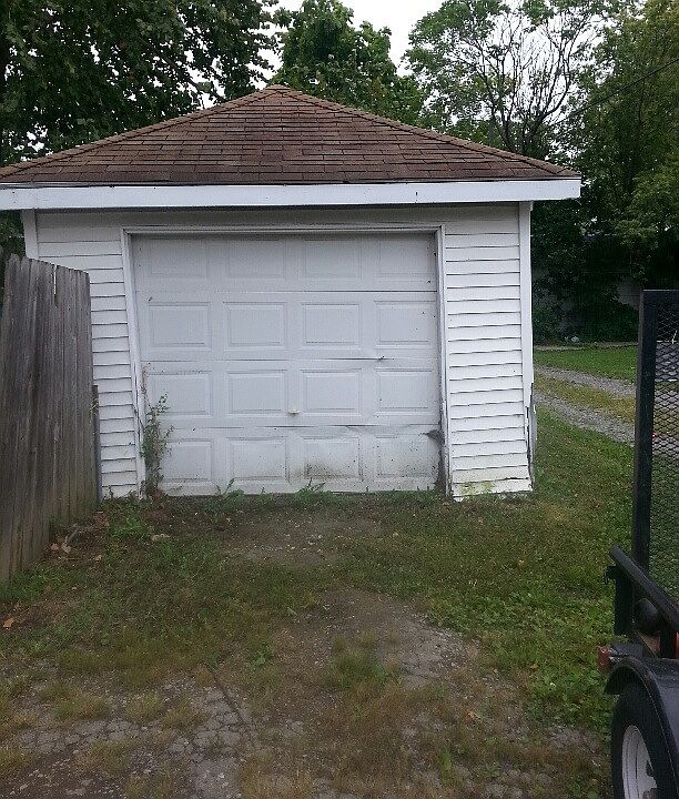 2nd image of 916 Linden St