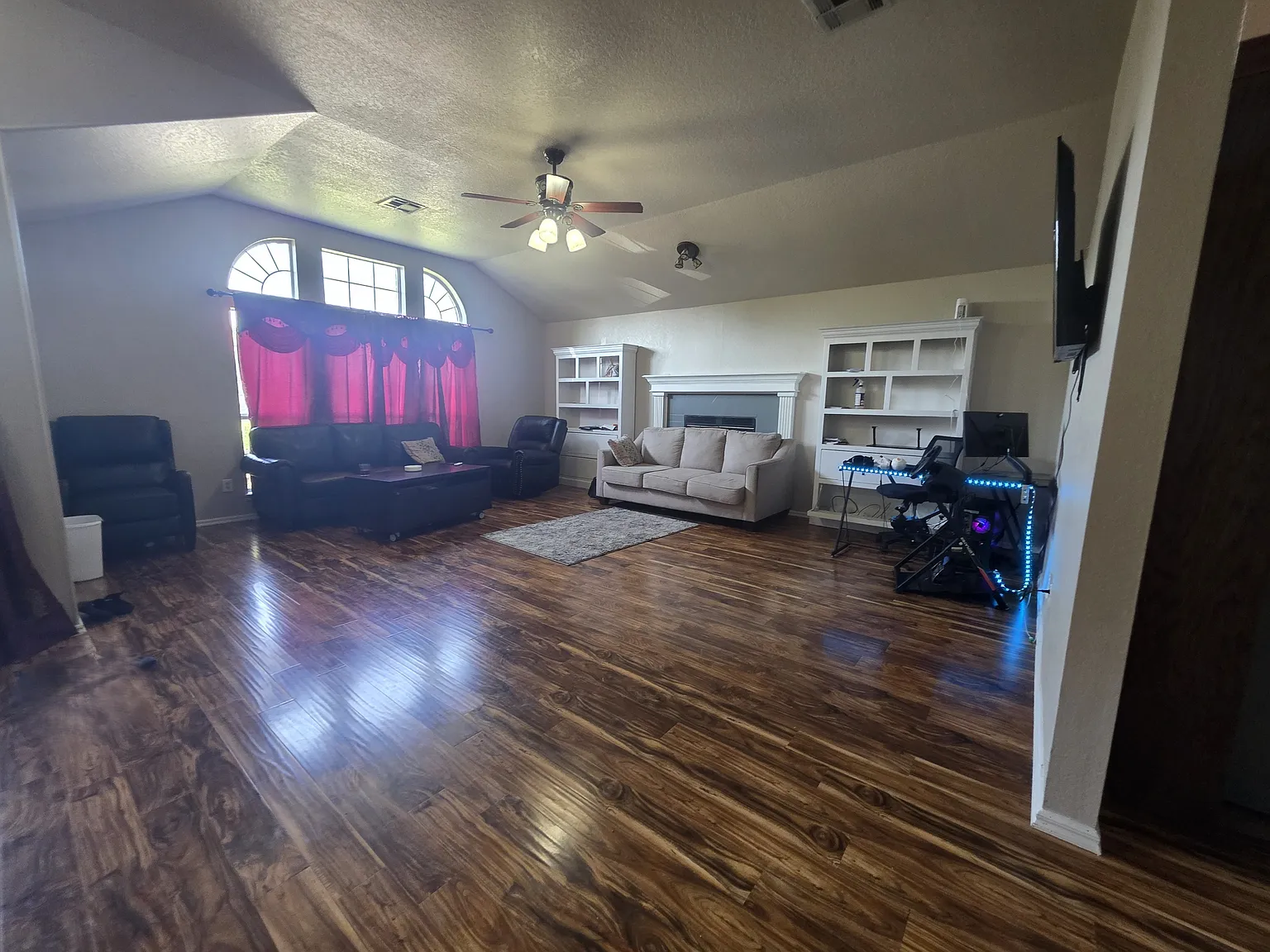 3 bed, 1736 sqft, $1,800 — Photo 2