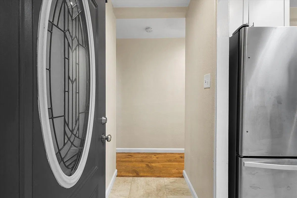 3 bed, 1025 sqft, $3,500 — Photo 3