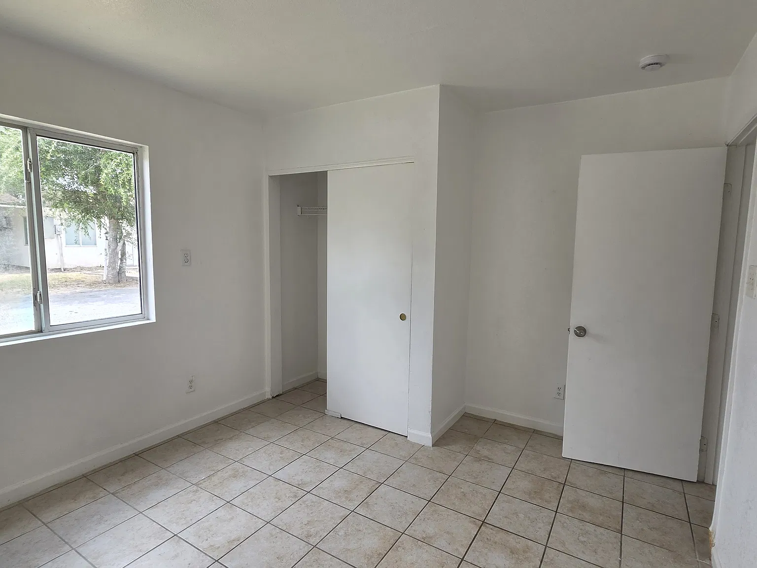 3 bed, $870 — Photo 3