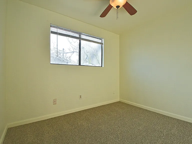 1142 E St — Photo 9