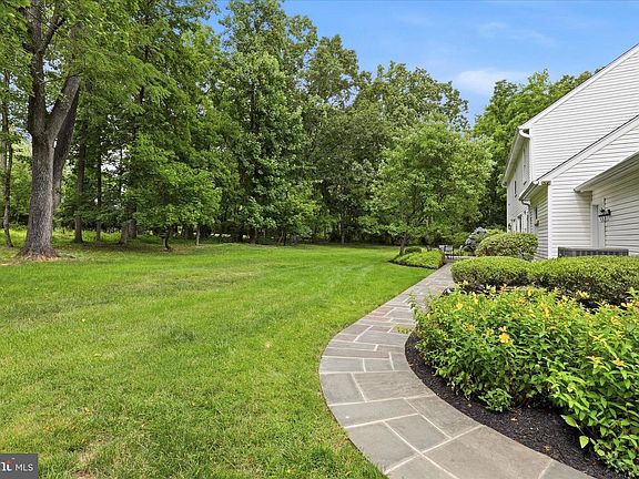 4th image of 805 Lewis Ln