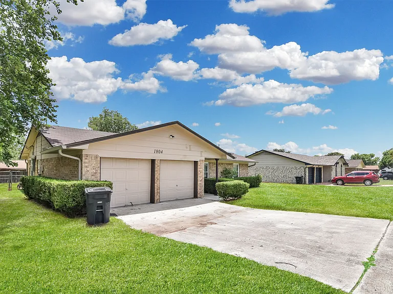 1804 Ruiz Dr — Photo 2