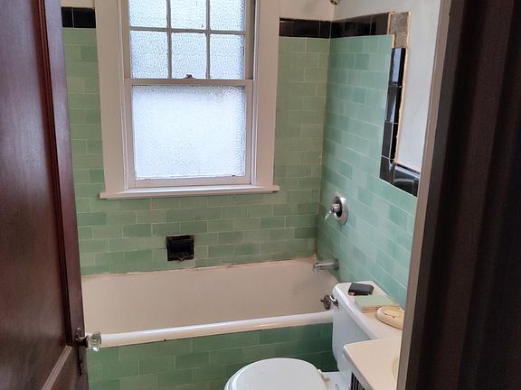 3rd image of 352 Parkridge Ave #2