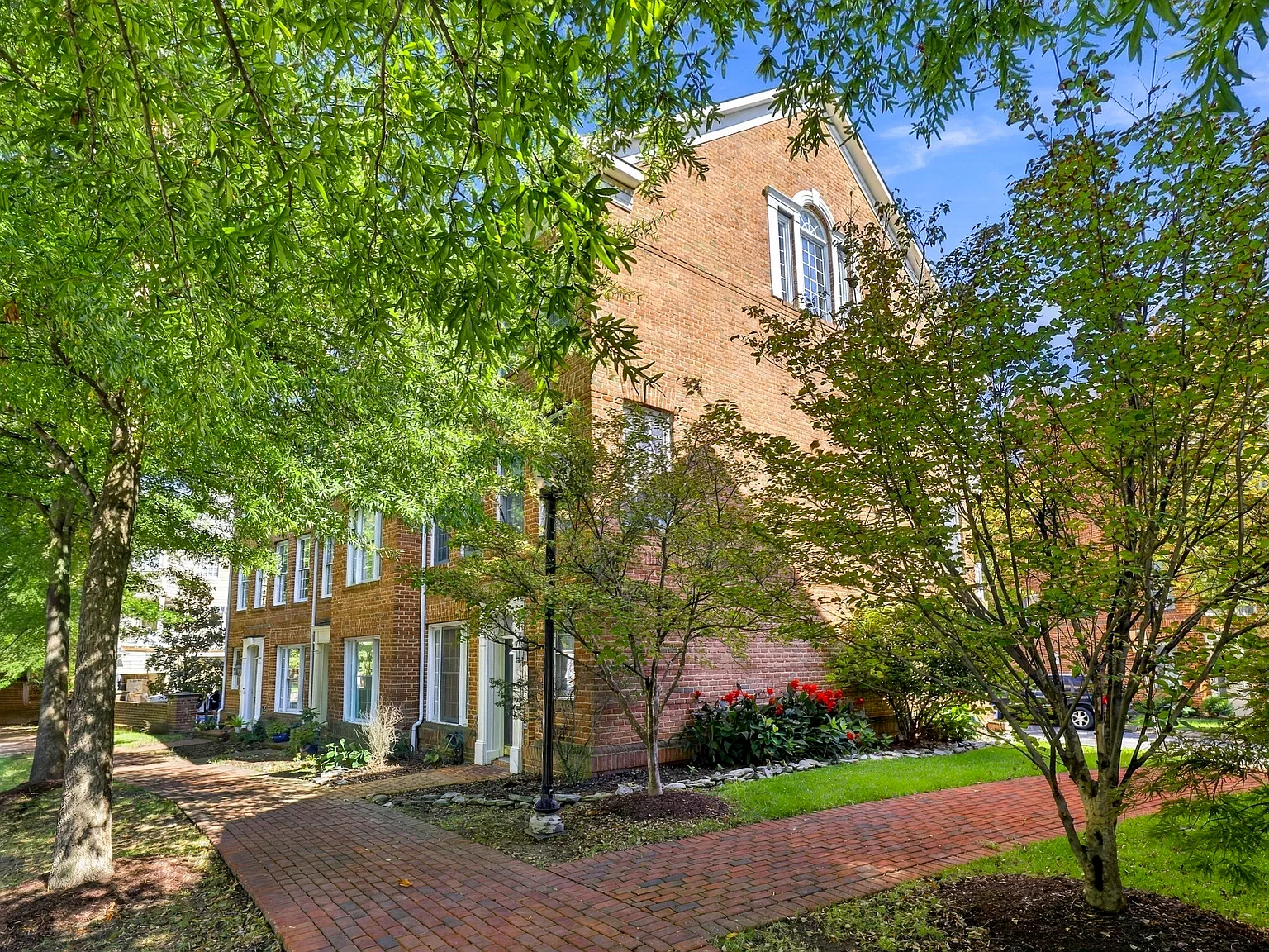 4 bed, 3.5 bath, 2600 sqft, $4,900 — Photo 1