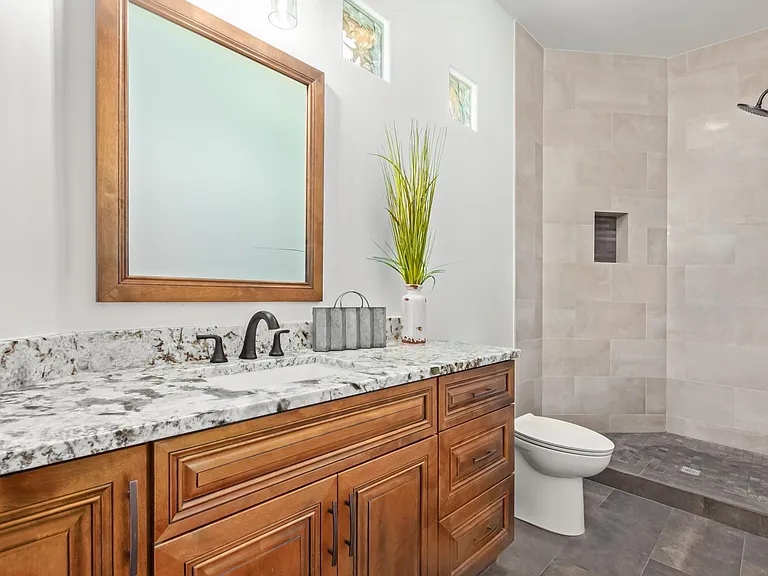 GUEST OR OFFICE BATHROOM