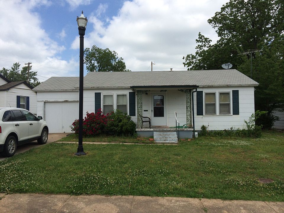 1st image of 820 W College Ave