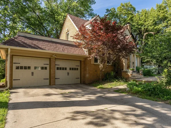 5905 Walnut Hill Dr, Des Moines, IA 50312