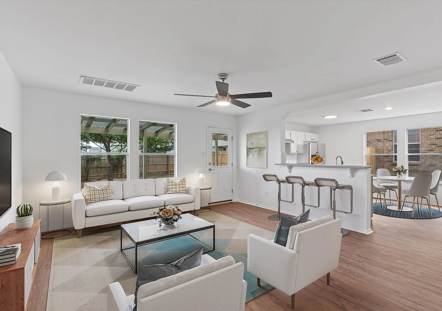 One Month Free Rent + 50% Off Security Deposit! — Photo 2