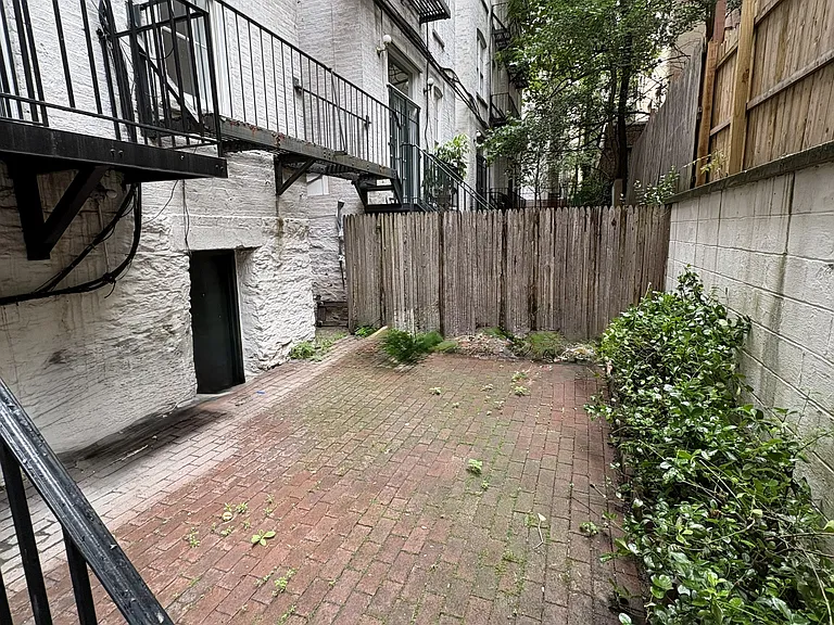 304 E 92nd St #1R — Photo 3