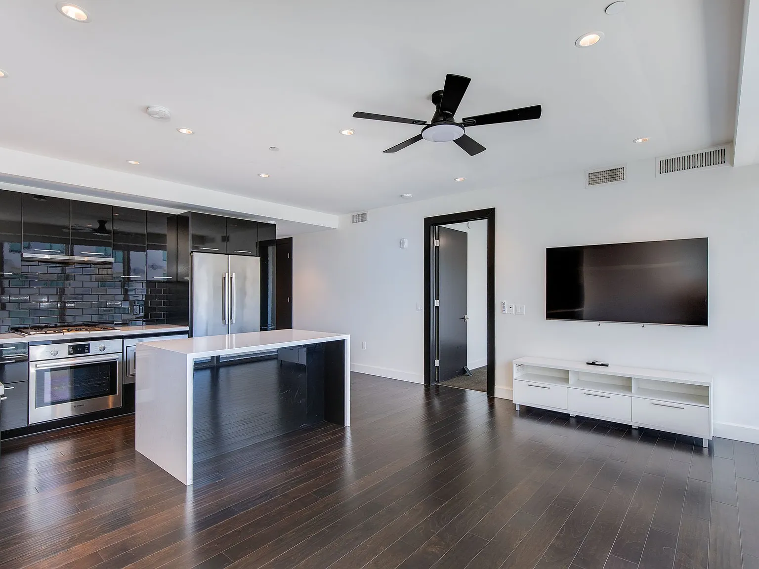 2 bed, 1209 sqft, $3,250 — Photo 2