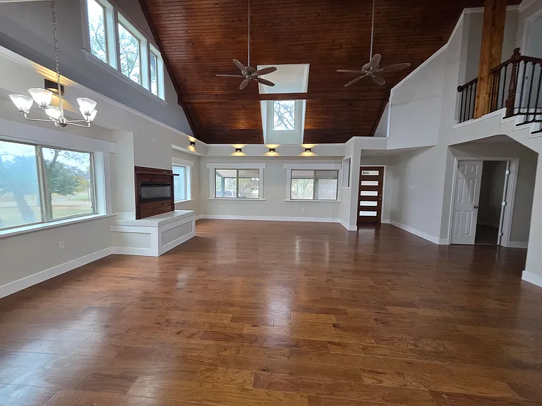 413 Sheila Ln — Photo 1